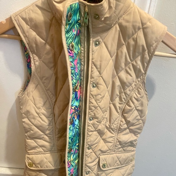 Lilly Pulitzer Getaway Quilted Vest in Almond - Picture 5 of 8